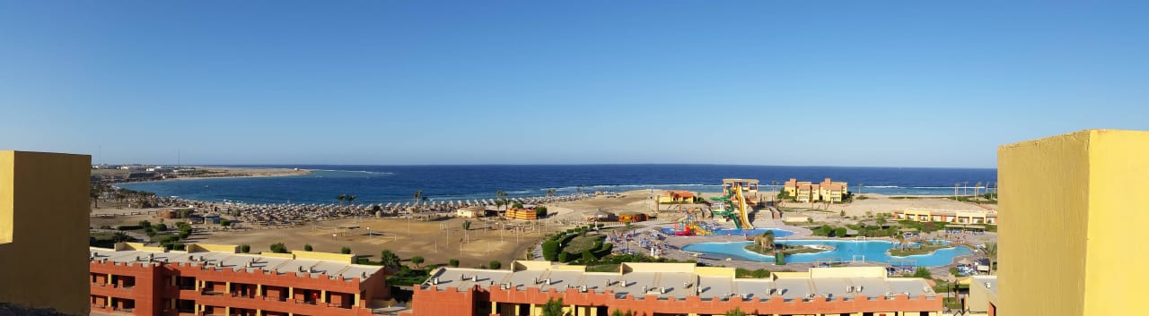 Панорама отеля с верх.этажей Malikia Resort Abu Dabbab