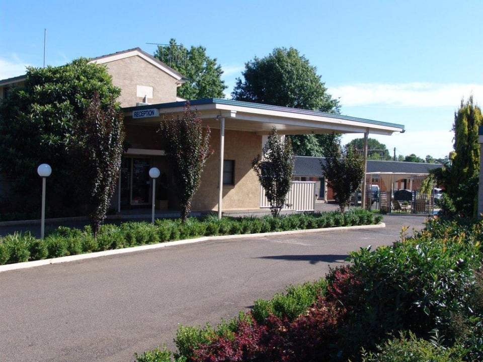 Einfahrt Country Gardens Motel