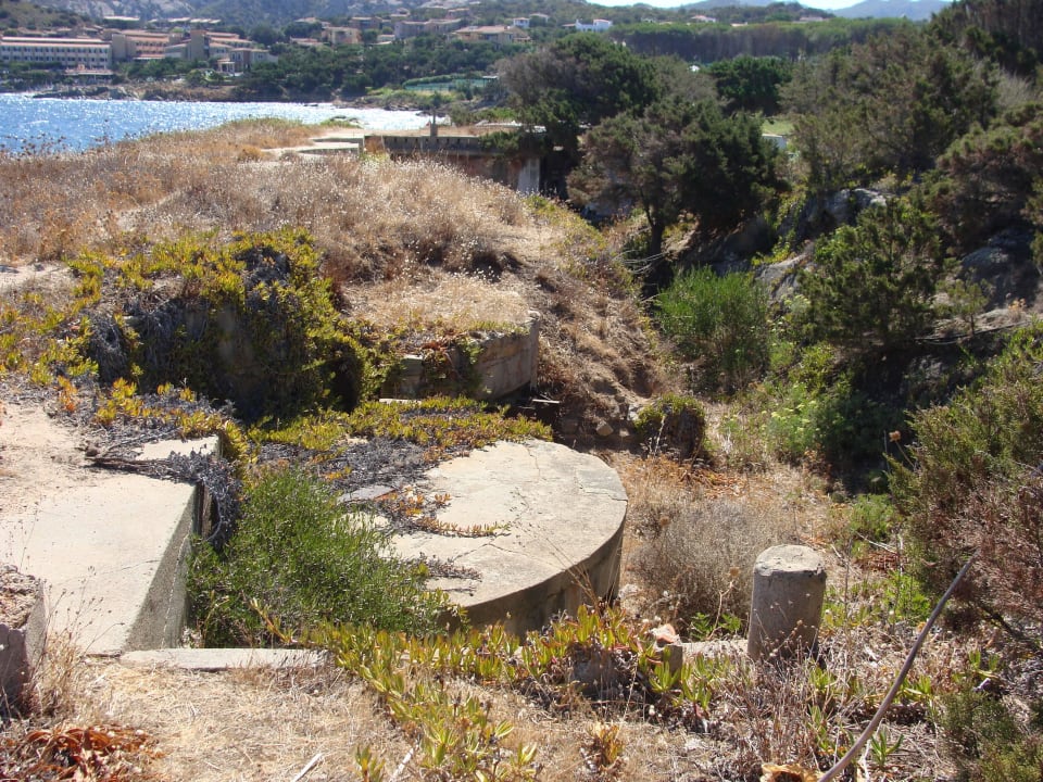 Fundamente einer Geschützbatterie hinter der Bar Hotel Grand Relais dei Nuraghi