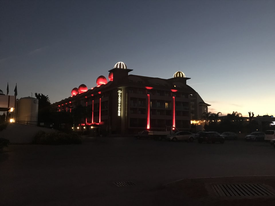 Hotel am Abend beleuchtet  Aydinbey Kings Palace & Spa