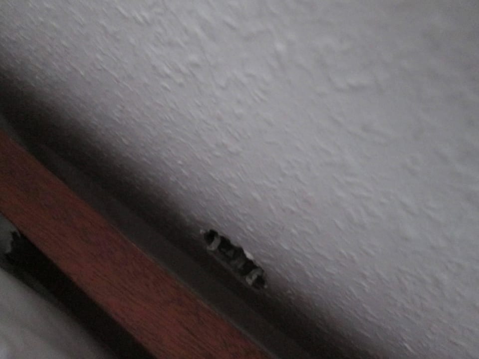 Steckdose hinter dem Bett fehlte, pure Drähte !! Burg-Hotel Cochem