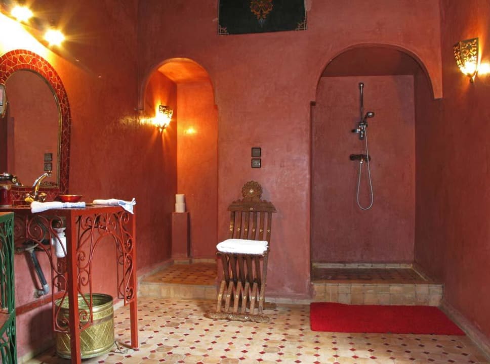 Salle de bain chambre rouge Hotel Riad Étoile Du Sud & SPA