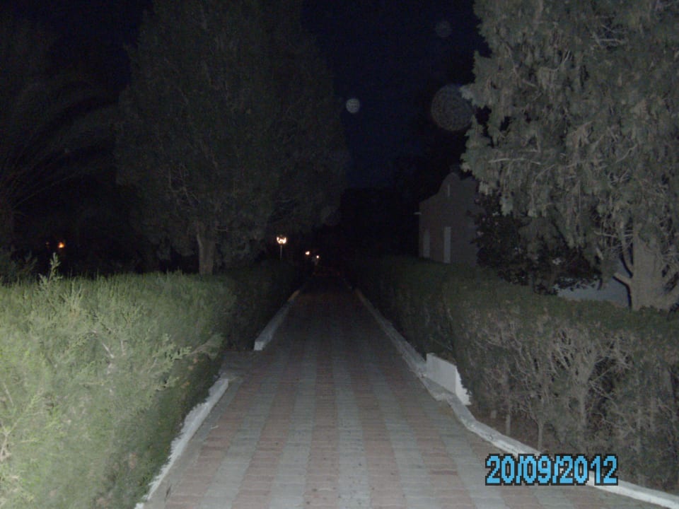 Weg zum Bungalow Royal Lido Resort & Spa