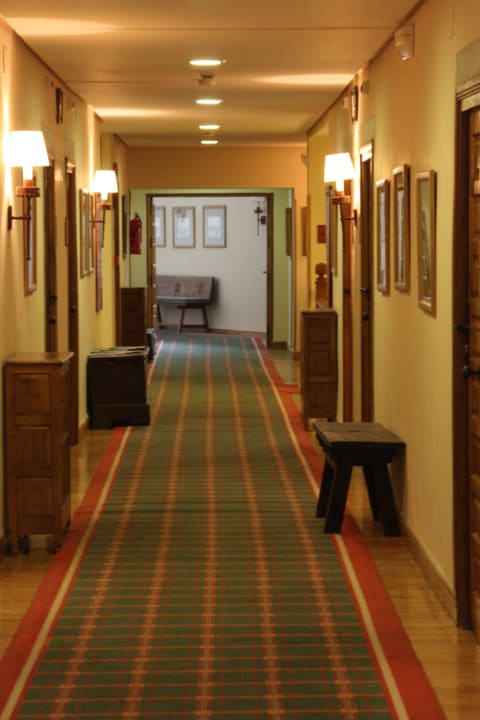 Уютный коридор Hotel Parador de Fuente De