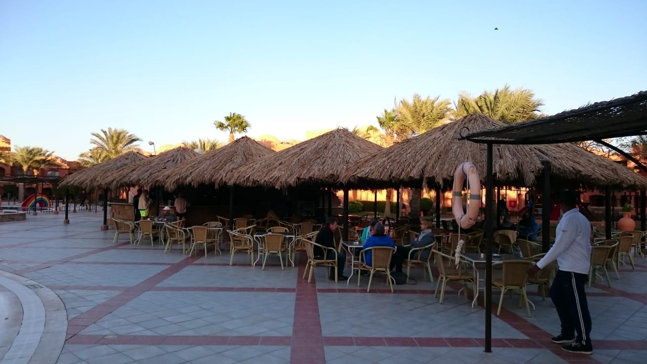 Poolbar beim kleinen Kinderpool Jaz Makadi Oasis Resort