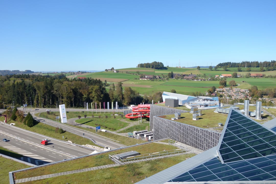 Blick Richtung Autobahn und Bernaqua Holiday Inn Bern - Westside