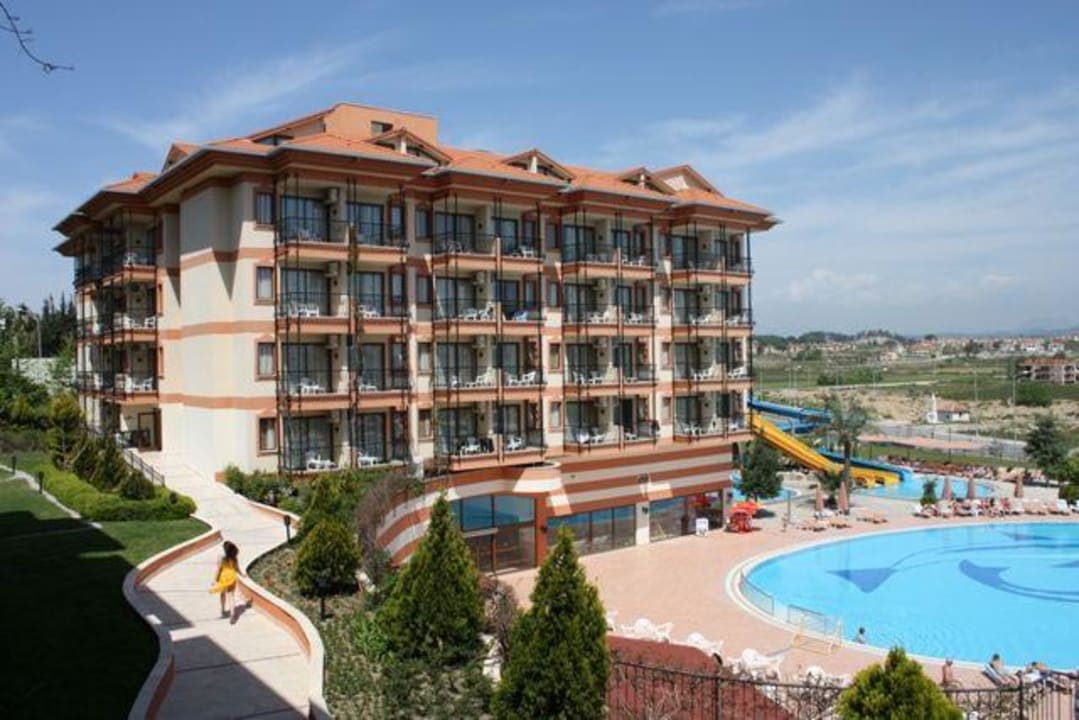 Die linke Hotelhälfte mit Blick auf Pool Adalya ArtSide