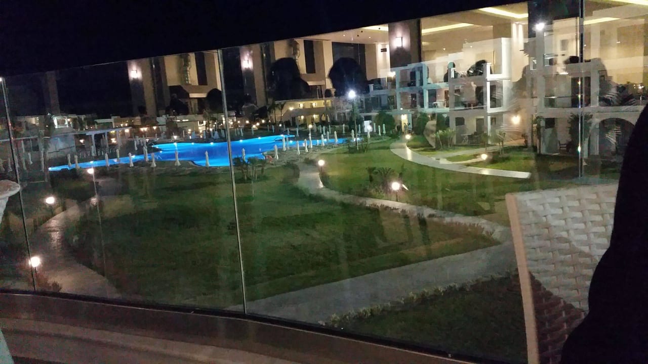 Bei Nacht Asterias Beach Resort