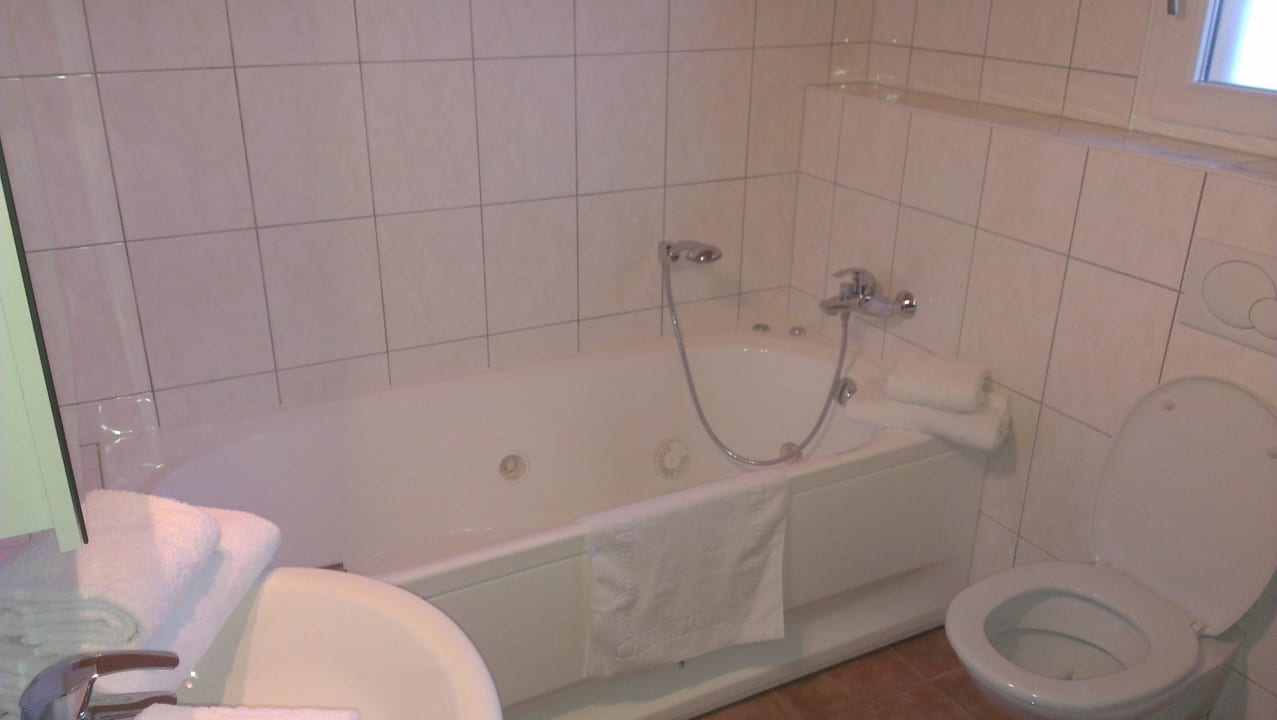 Badewanne Alpendorf Dachstein West by ALPS RESORTS