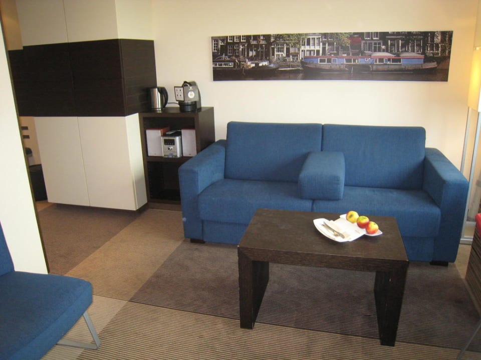 Wohnbereich einer Junior Suite Mövenpick Hotel Amsterdam City Centre
