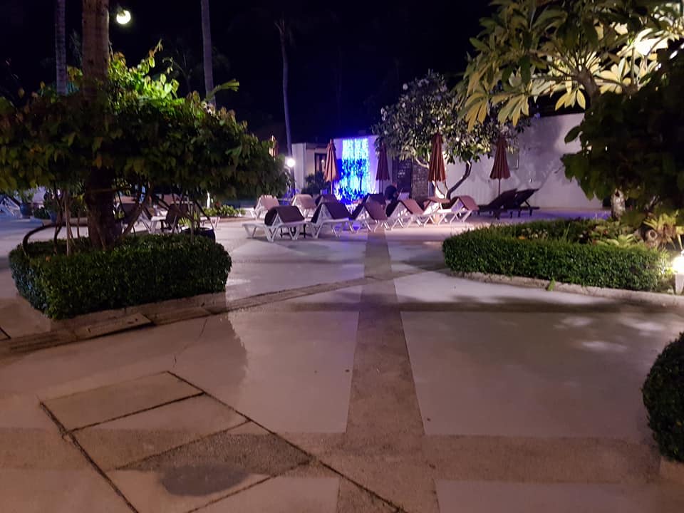 Poolbereich abends  Iyara Beach Hotel