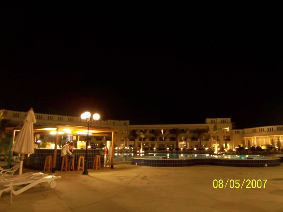 Hotelanlage bei Nacht Xperience Kiroseiz Parkland Resort