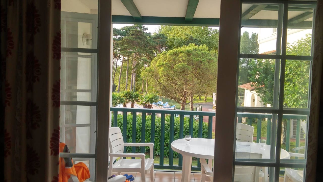 Ausblick zum Balkon Richtung Pool Pierre & Vacances Residenz Le Domaine de Bordaberry