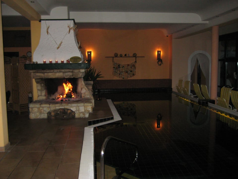 Romantisch im Winter der Innen-Pool mit Kamin Christinenhof & Spa