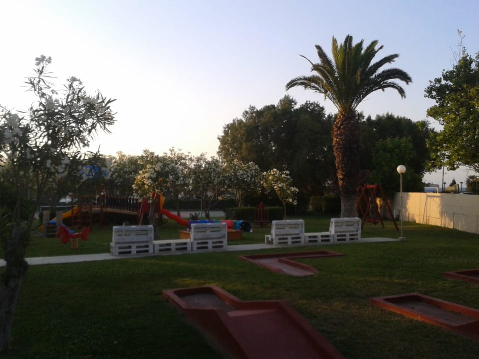 Plac zabaw i pole do minigolfa Ialyssos Bay