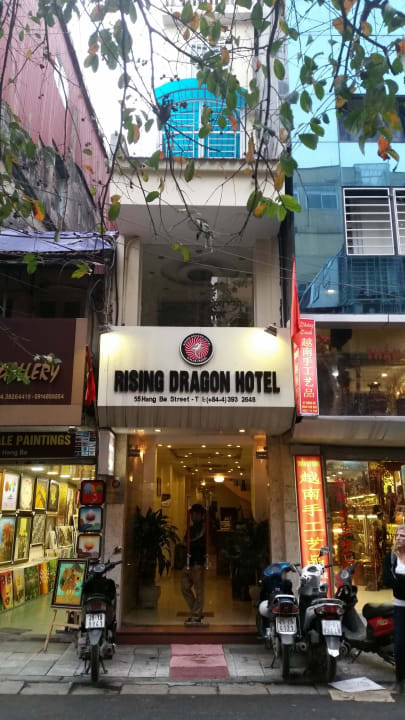 Vor dem Hotel... Rising Dragon Legend Hotel