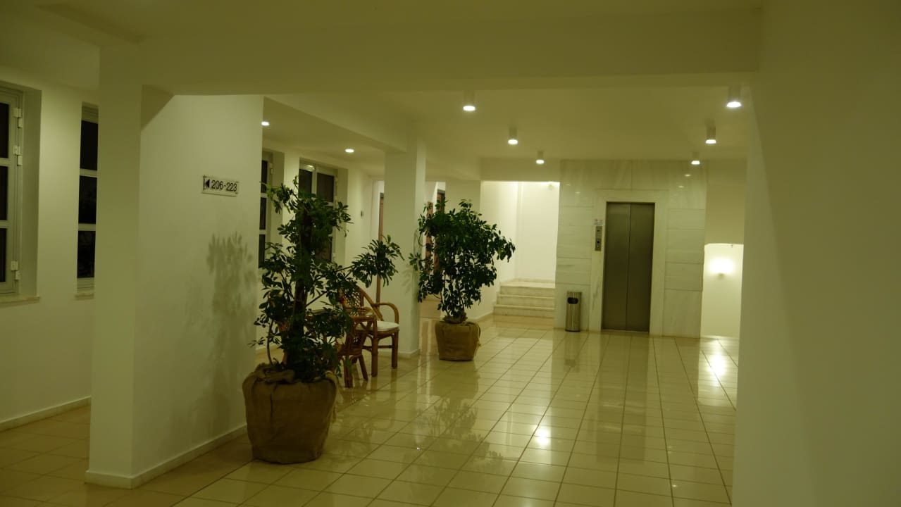 Flur zu den Zimmern Anissa Beach & Village