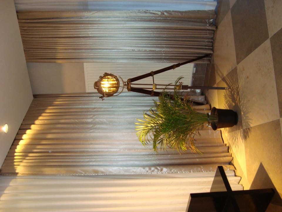 Aufzugsbereich The Posthouse Berlin – Leonardo Limited Edition