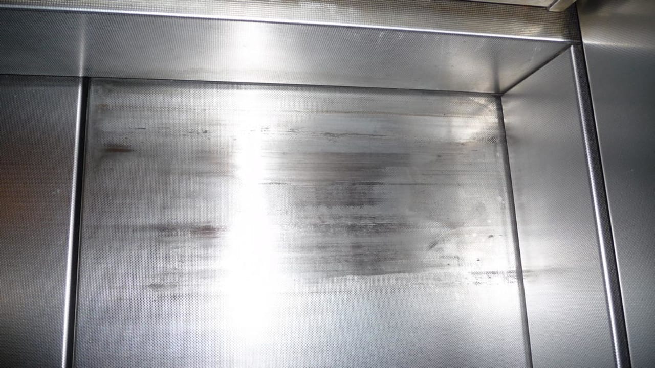 Schrammen im Fahrstuhl ibis Styles Frankfurt City