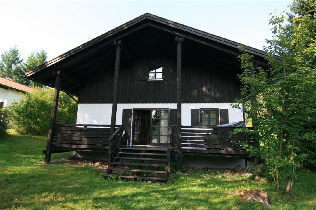 Blick auf die Terrasse vom eigenen Gartengrundstück Waldferiendorf Regen