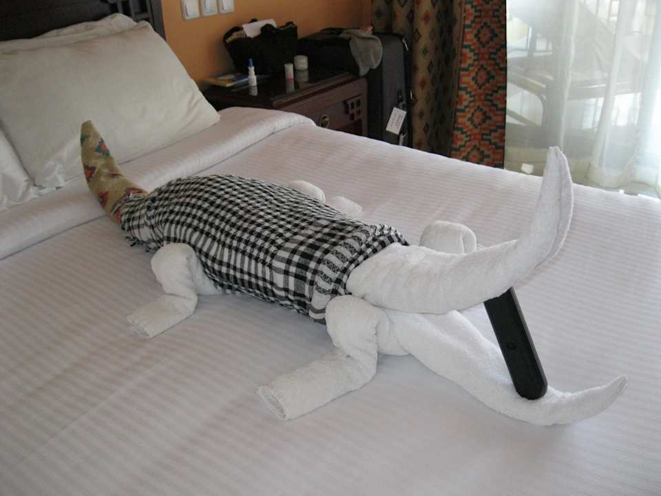 Crocodile as a good bye.... on my bed SUNRISE Holidays Resort (Adults Only)