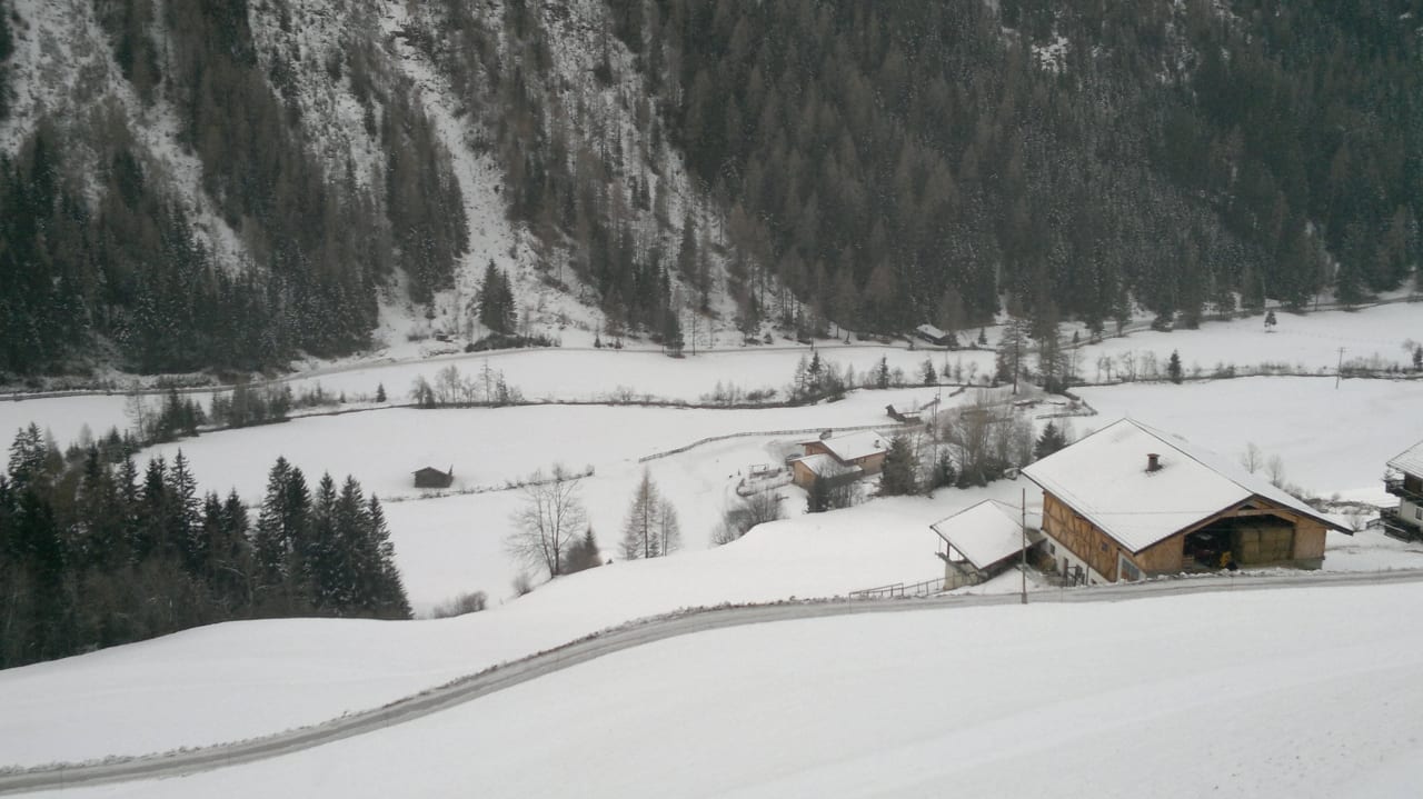 Blick vom Balkon zur Strasse Genießer- & Wanderhotel Jägerhof