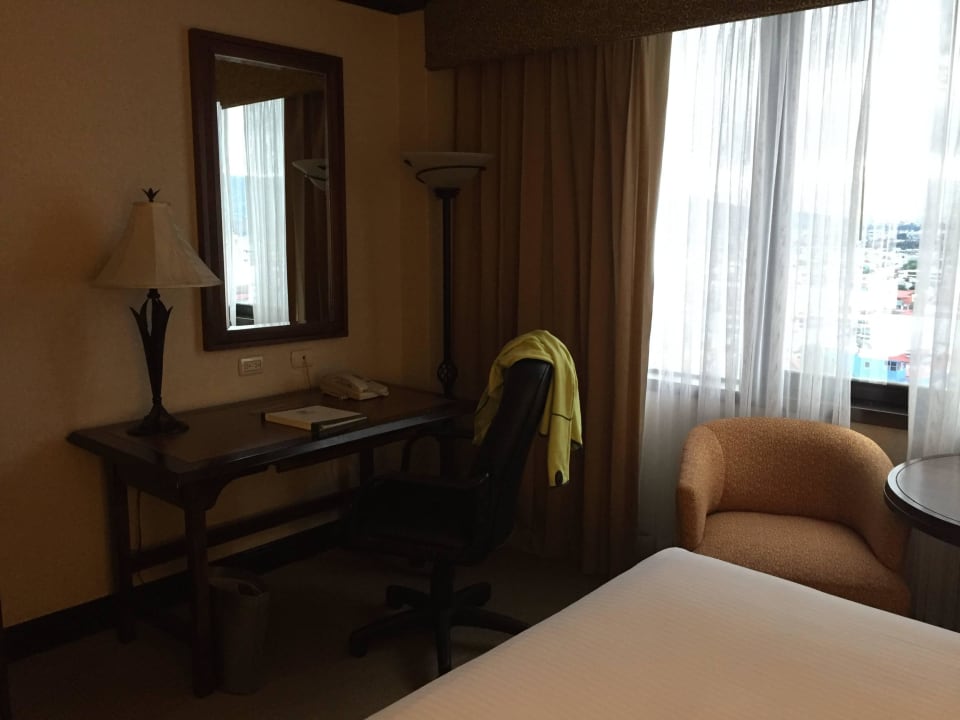 Sitzecke mit Schreibtisch Delta Hotels by Marriott San Jose Aurola