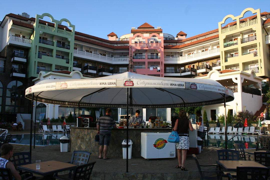 Poolbar und Sitzgelegenheit davor Bella Vista Beach Club