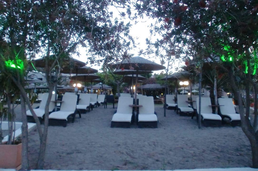 Schöne bequeme Liegen im Park Hotel Corissia Princess