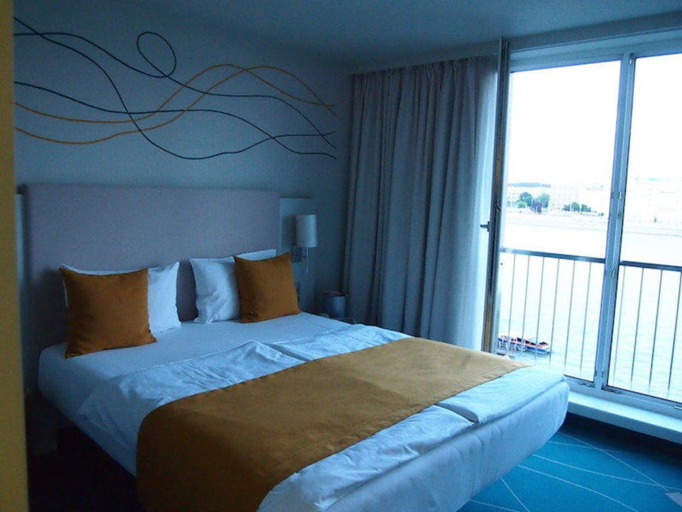 Кровать и балкончик Park Plaza Budapest