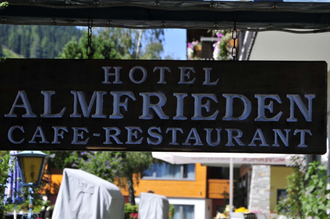 Eingang Almfrieden Hotel & Romantikchalet