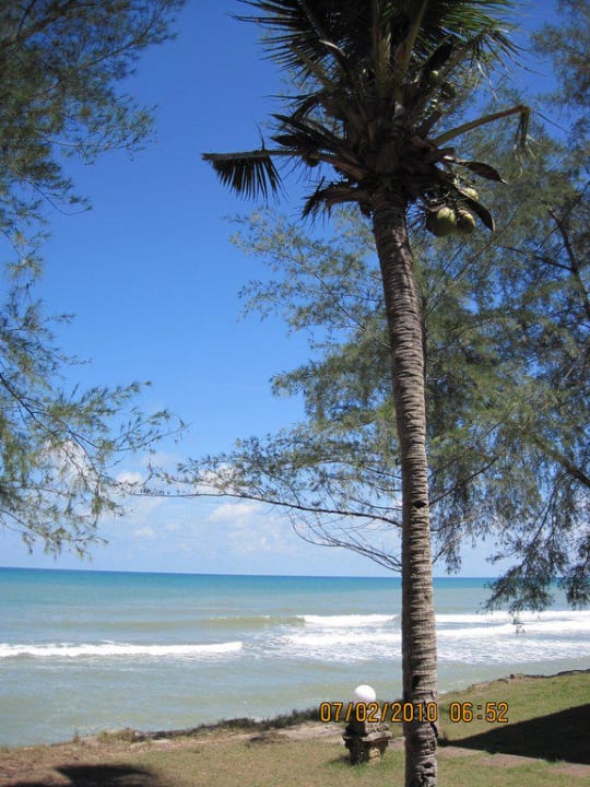 Strand direkt vor dem Fenster Hotel Sutra Beach Resort