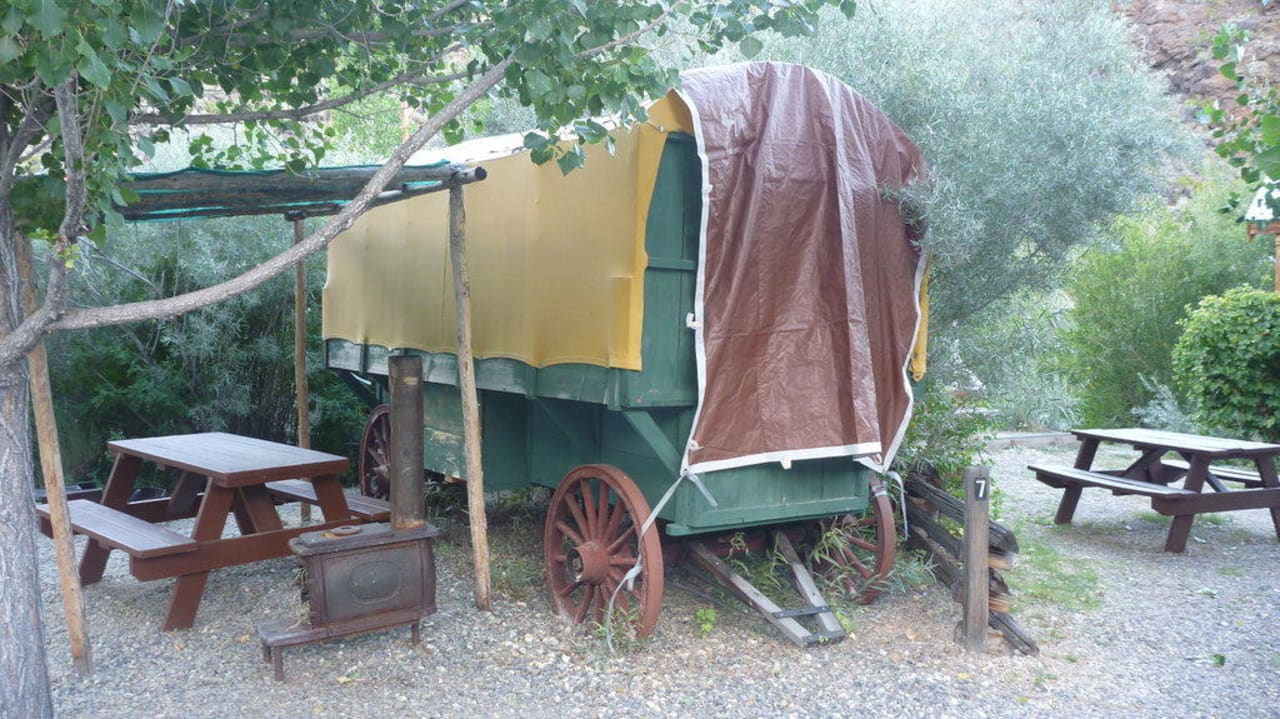 Auch in einem Planwagen kann man übernachten Motel Virginia Creek Settlement