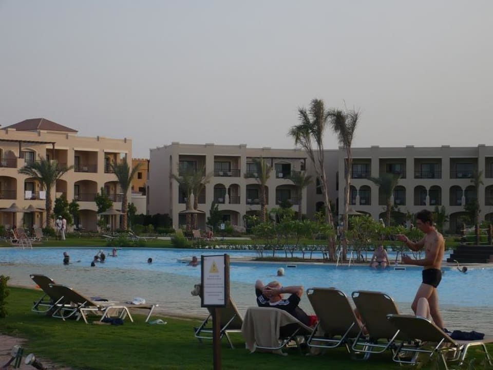 Widok na jeden z kilku basenów na terenie hotelu JAZ Aquamarine Resort