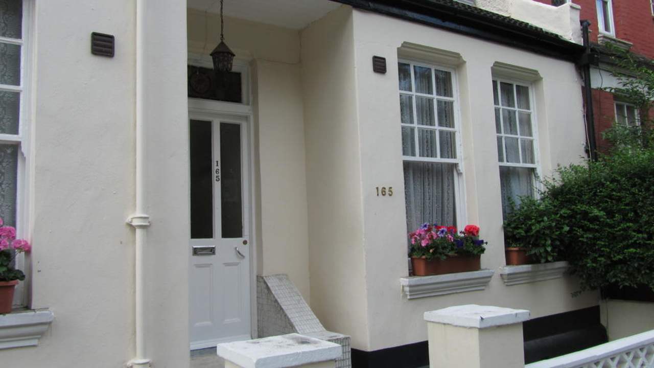 Das Haus in dem unser Zimmer war. Rechts die 2 Fenster Charlotte Guest House