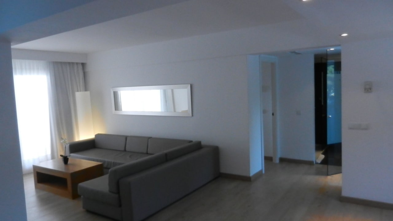 Zimmer 2110: Blick Richtung Schlafzimmer und Bad Playa Esperanza Resort