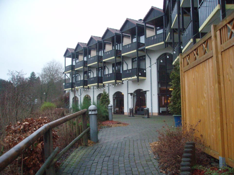 Wenn man vom Ufer kommt, die Fenster des Restaurants Göbel's Seehotel Diemelsee