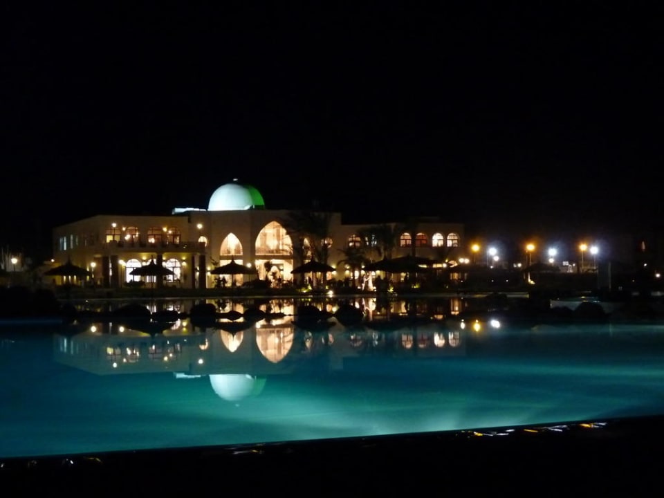 Anlage bei Nacht Hotel Gorgonia Beach Resort