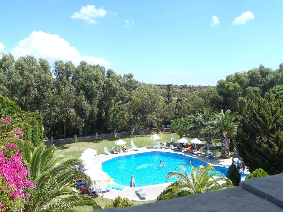 Blick vom Balkon auf den Pool Ekaterini Hotel