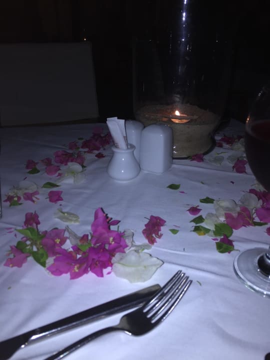Tischdeko beim Abendessen Steigenberger Makadi Hotel - Adults only