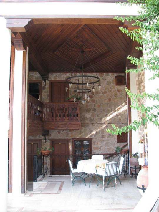 Sitzgruppe neben dem Pool Dogan Hotel by Prana Hotels & Resorts