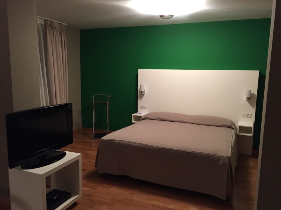 Schlafzimmer mit 2x2m Bett Hotel Mas Residence
