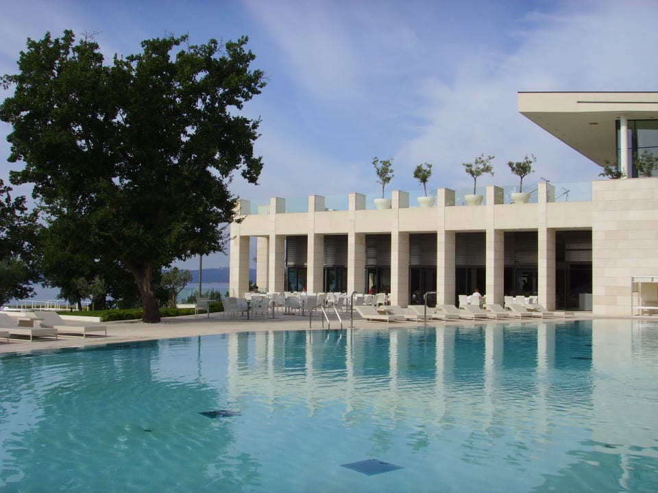 Pool am Hauptgebäude Wyndham Grand Novi Vinodolski Resort - The View & Family Apartments