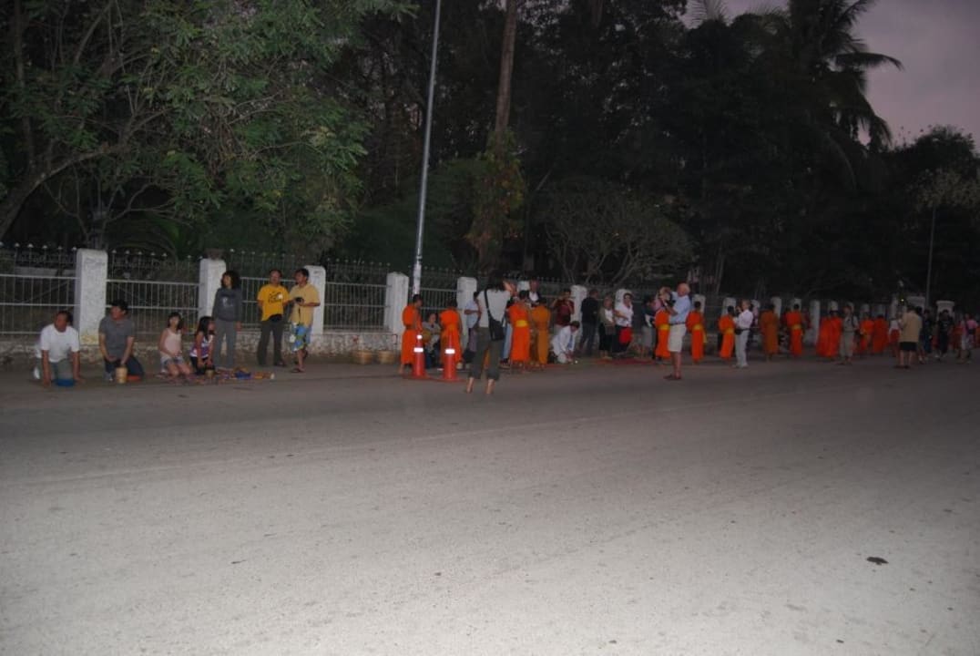 Кормление монахов прямо у отеля. La Résidence Phou Vao