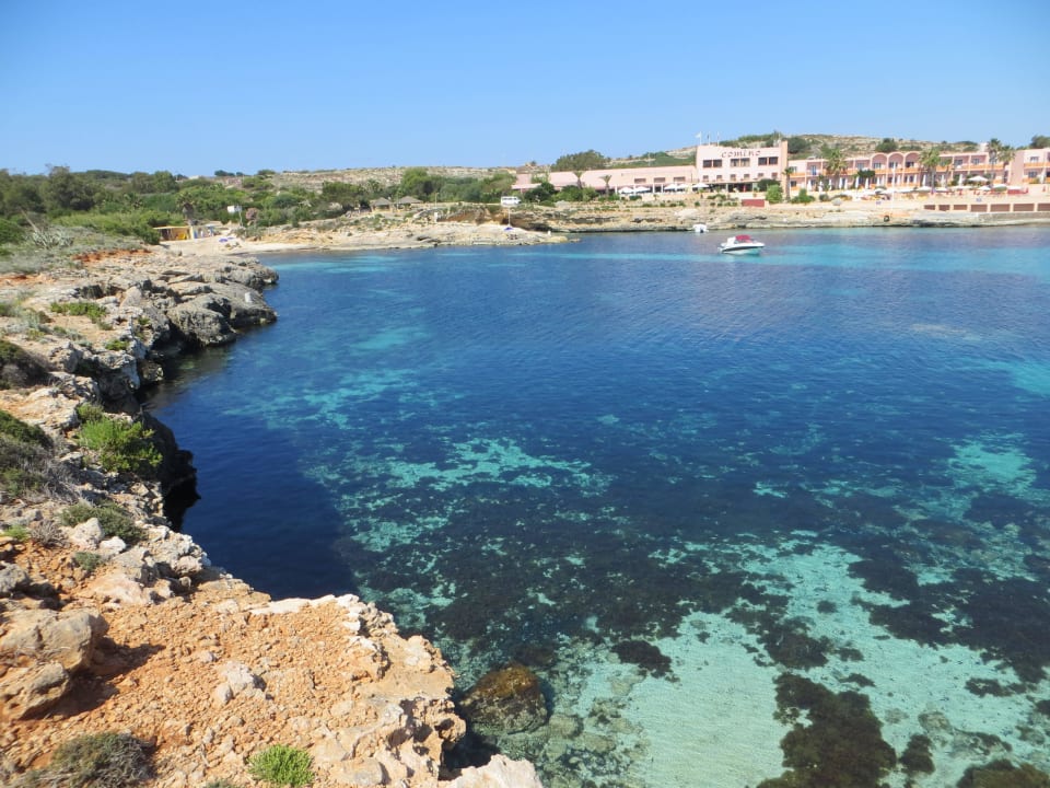 Der Weg Hotel zum Bungalow und der Ausblick am Weg Comino Hotel & Bungalows