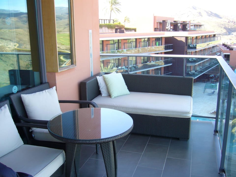 Balkon mit toller Aussicht und bequemen Möbeln Salobre Hotel Resort & Serenity