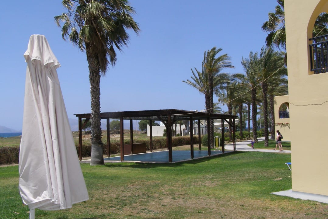 Sportpavillon direkt vor der Terrasse Grecotel Casa Paradiso