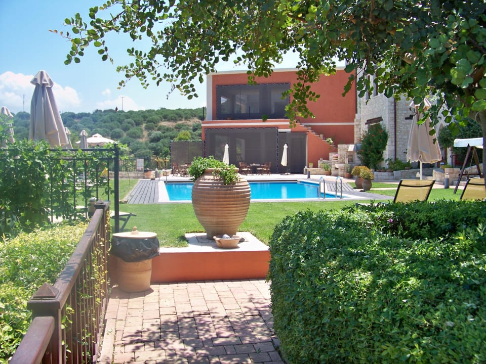 Aussenbereich mit Pool Hotel Katalagari Country Suites