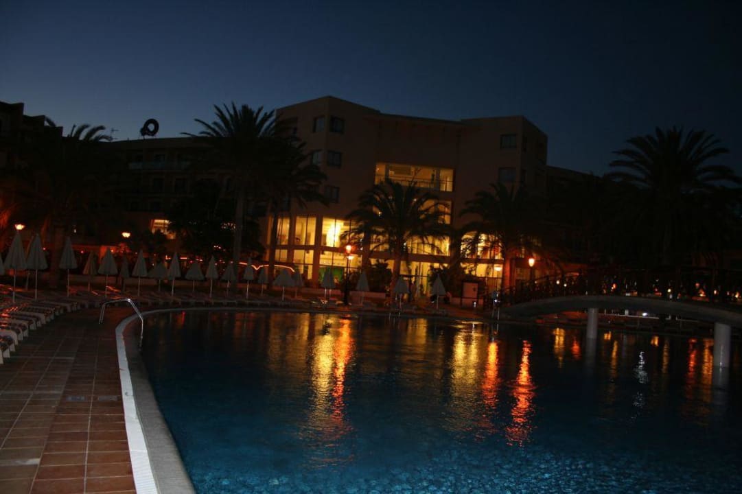 Hotel in der Abend Dämmerung SBH Costa Calma Beach Resort
