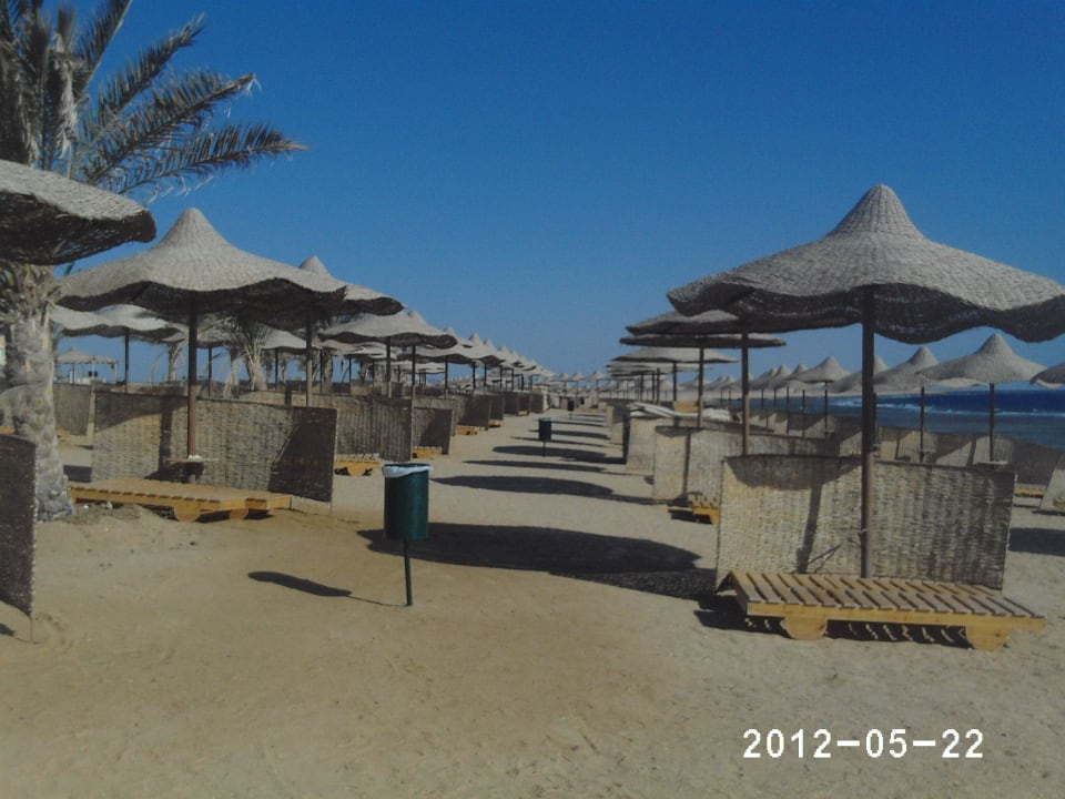 Viele Liegen mit Sonnenschirm Three Corners Sea Beach Resort